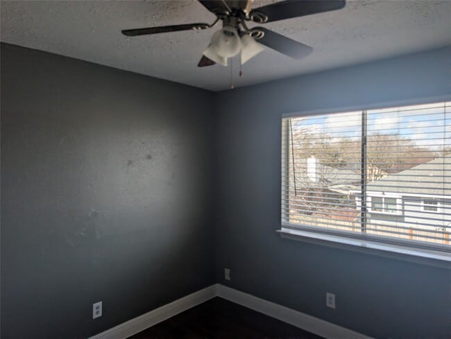 Building Photo - 2026 Sandy Knoll Dr