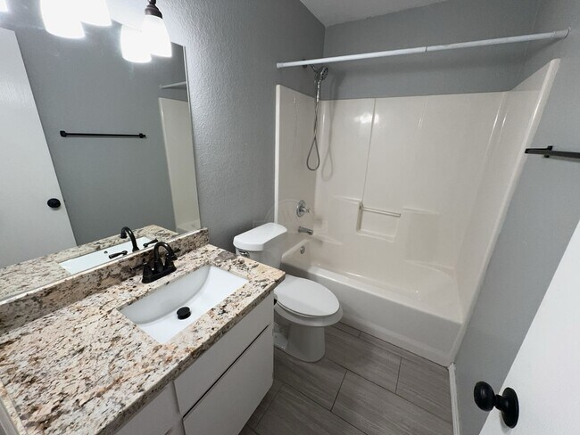 Building Photo - 2611 Littlewood Dr