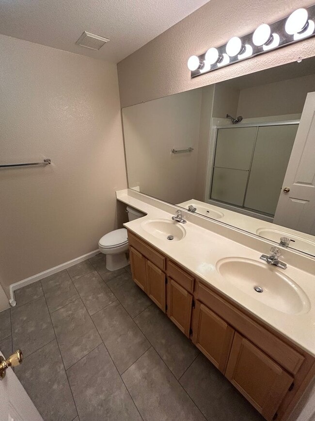 Building Photo - Beautiful 4 Bedroom, 2.5 Bath Deer Valley ...