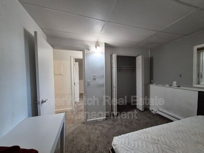 Building Photo - 429 Creekside St