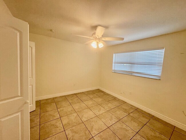 Building Photo - Ventura Blvd FTL 2633-2635
