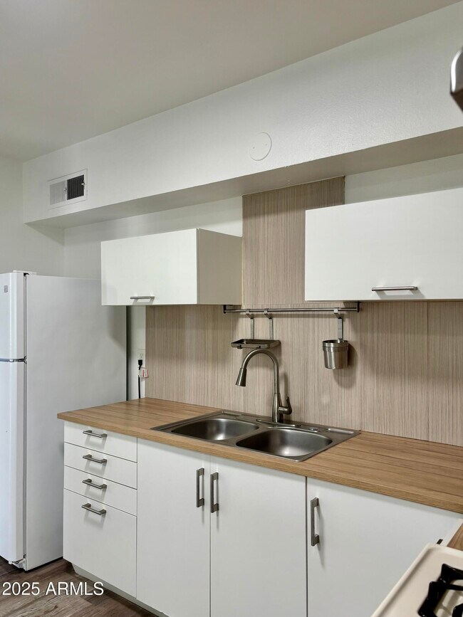 Building Photo - 6730 N 17th Ave