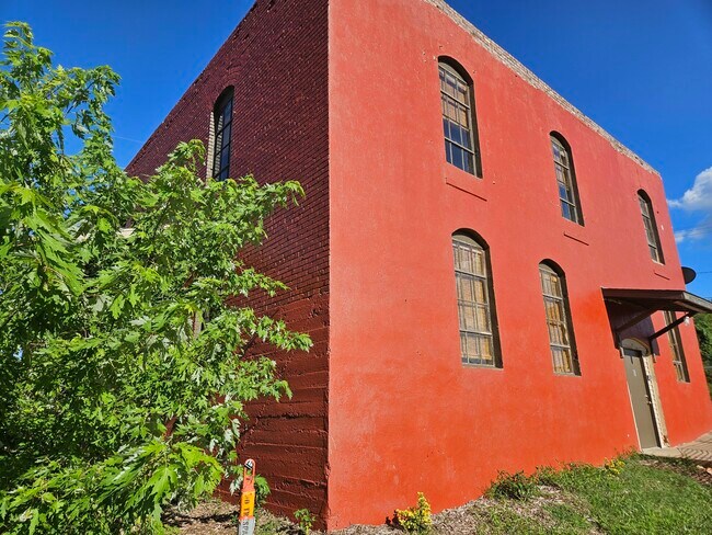 Building Photo - 1303 W College St