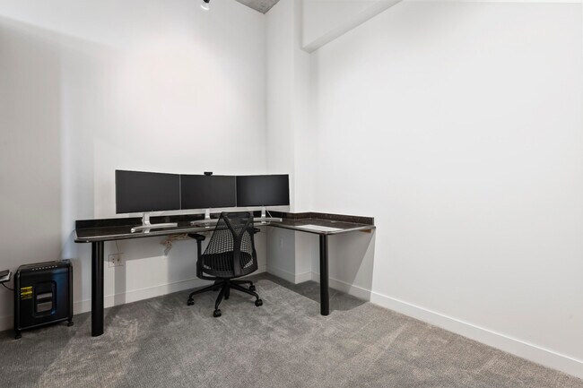 Building Photo - 350 N Main St