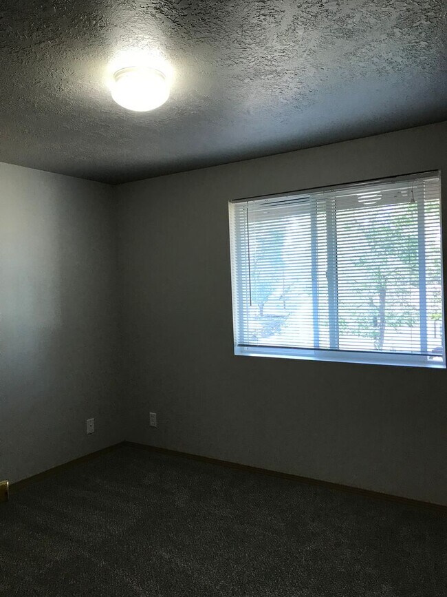 Building Photo - 150 NE 5th St