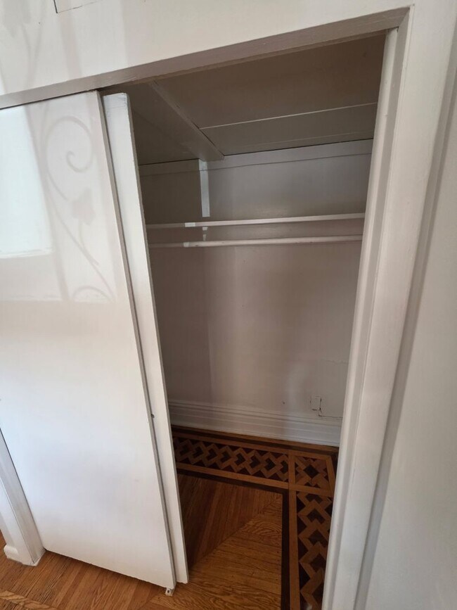 Building Photo - Studio Apartment Close to City Park!