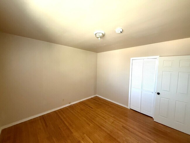 Building Photo - Prater Properties 2