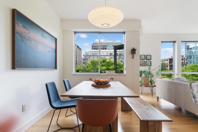 Building Photo - 2 Bed, 2 Bath Bright & Modern Condo in the Pearl District - Now Available!