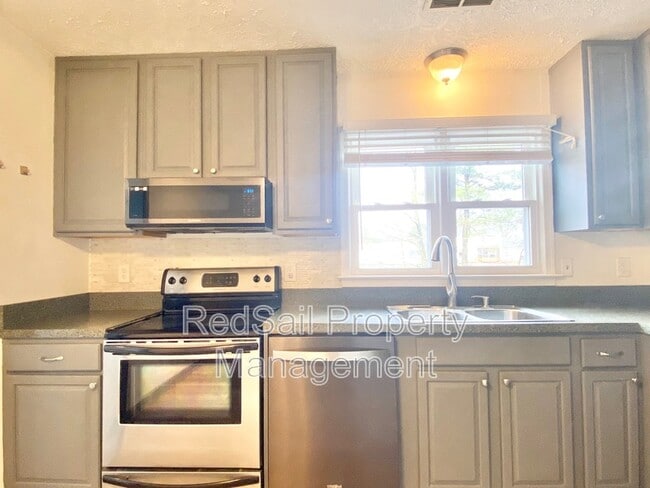 Building Photo - 14 S Lake Cir