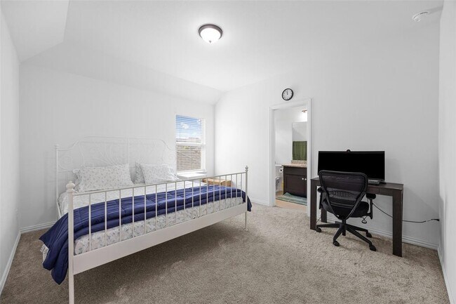 Building Photo - 303 Eagle Ford Dr