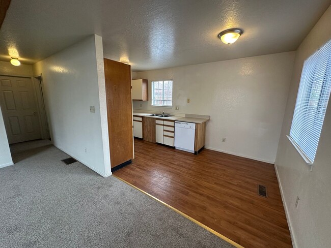 Building Photo - Adorable Midtown Condo!