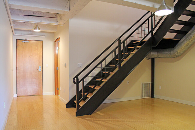 Building Photo - 1265 Sq Ft Dazzling Urban Chown Pella Loft...