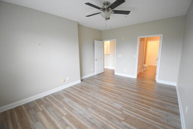Building Photo - 1000 E Woodlawn Rd