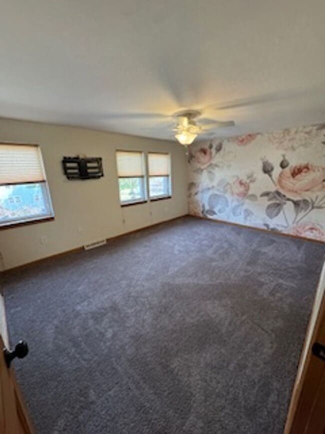 Building Photo - Charming 2BD/1BA Townhome in Burlington’s New North End