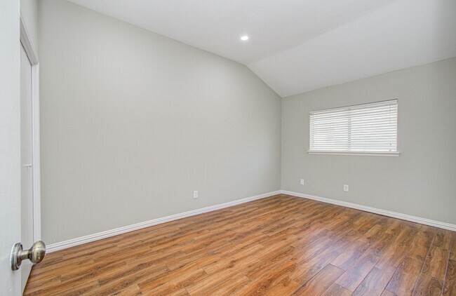 Building Photo - 10546 Rippling Fields Dr