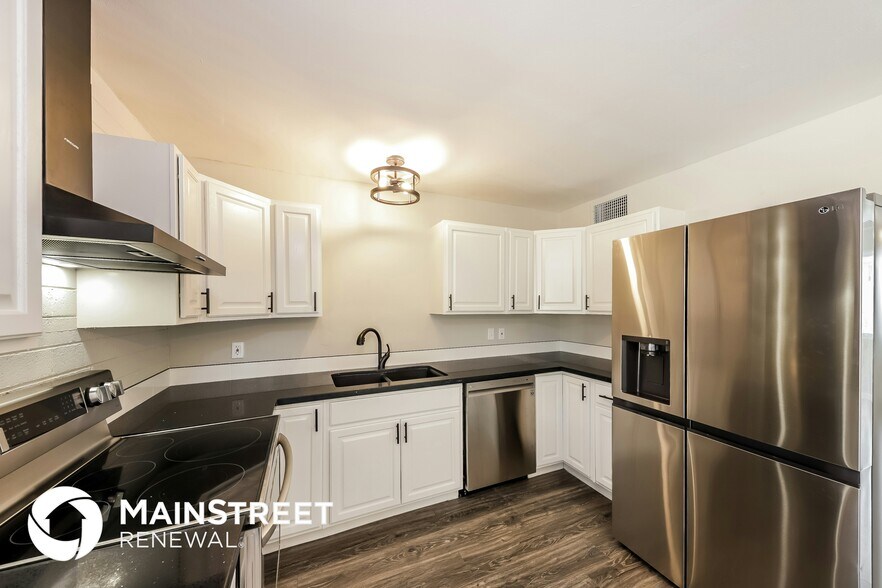 Building Photo - 1328 E Christy Dr