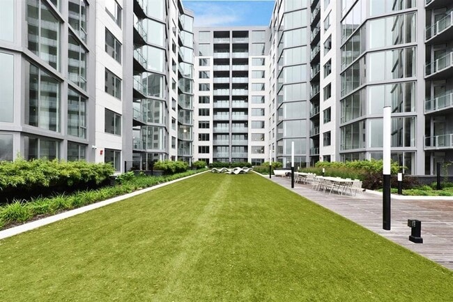 Building Photo - 9 Ave At Port Imperial