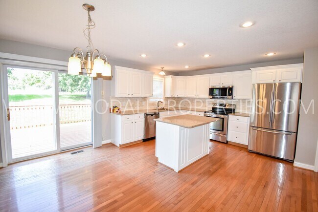 Building Photo - Spacious Home in West Des Moines. Welcome to this two-story home that offers 3 bedrooms, 2.5 bath...