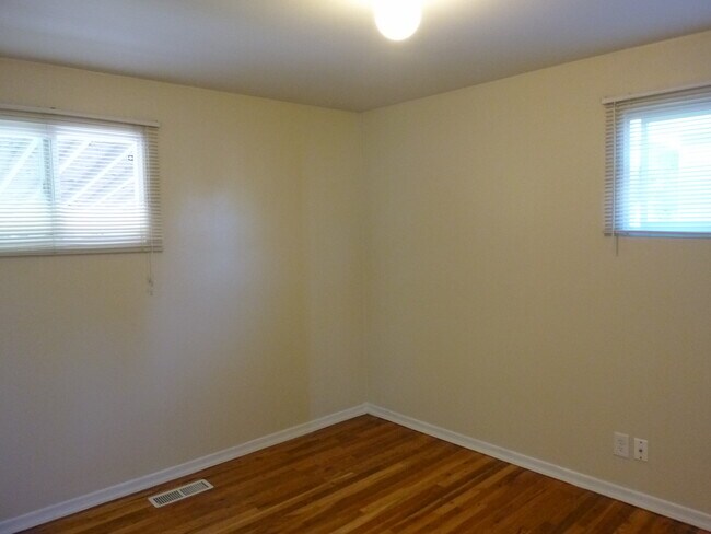 Building Photo - 1211 W Dalke Ave