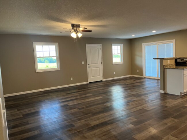 Building Photo - 118 W Cedar Ln