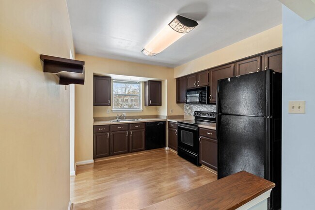 Building Photo - Beautifully maintained END UNIT townhouse in Robin meadows ready for you now!