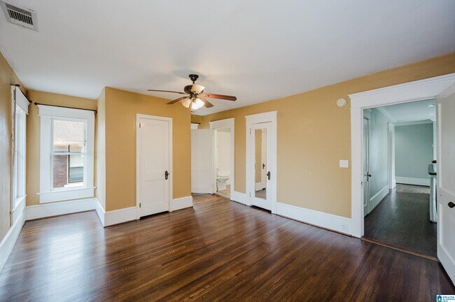 Building Photo - 2810 Rhodes Cir S