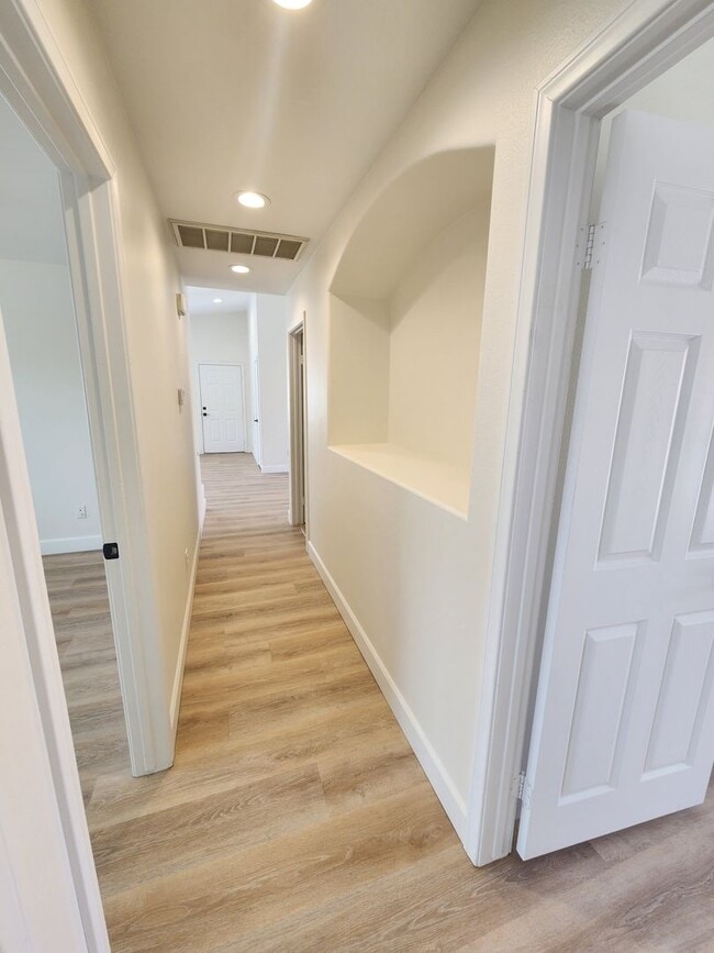 Building Photo - 3 bedroom 2 bathroom close to shops and public transportation