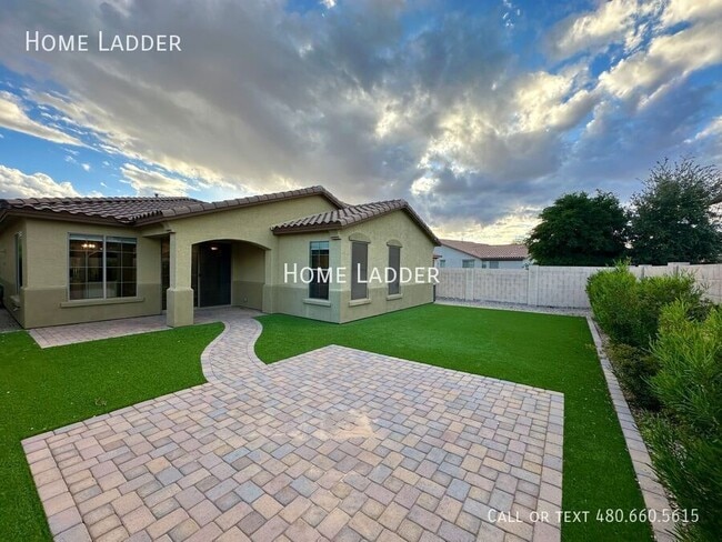 Building Photo - 3064 E Palmdale Ln