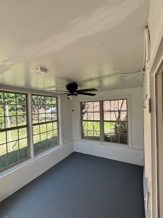 Building Photo - Charming Highlands Home | Sunroom, Off-Street Parking