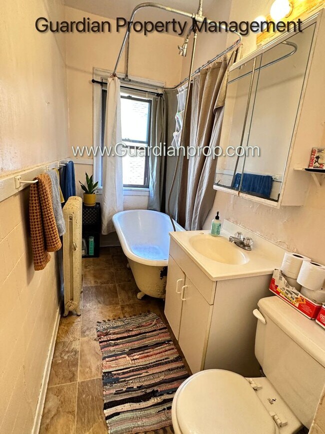 Building Photo - 1 Bedroom Lakes Uptown Corner Unit Apartment, Blocks from Both Lakes, Hardwood Floors, One Month ...