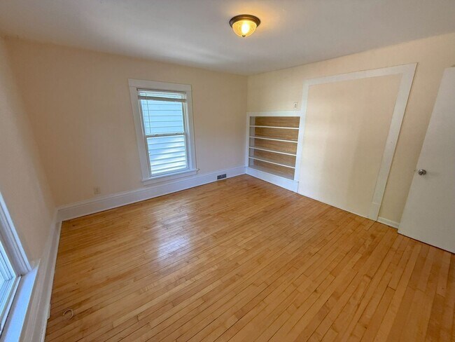 Building Photo - 129 Lathrop St