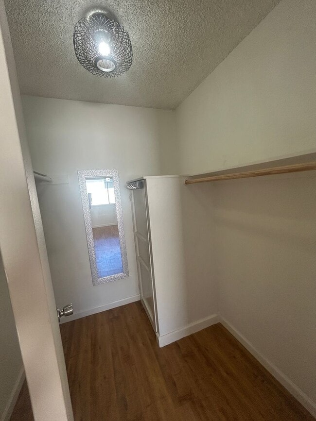 Building Photo - Tranquil Condo 2+1 with Pool View