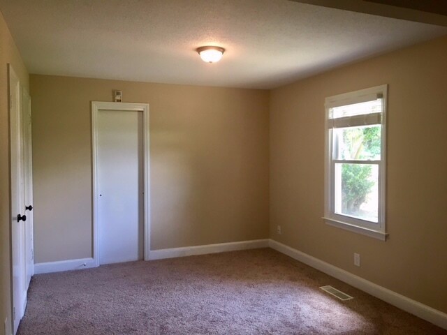 Building Photo - Renovated 3 bedroom Ranch In Princeton, Ap...