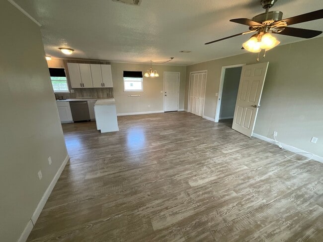Building Photo - Spacious 3/2 Brick Home in Dogwood Heights with Fenced Back Yard