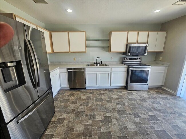 Building Photo - 1061 Canterbury Trail