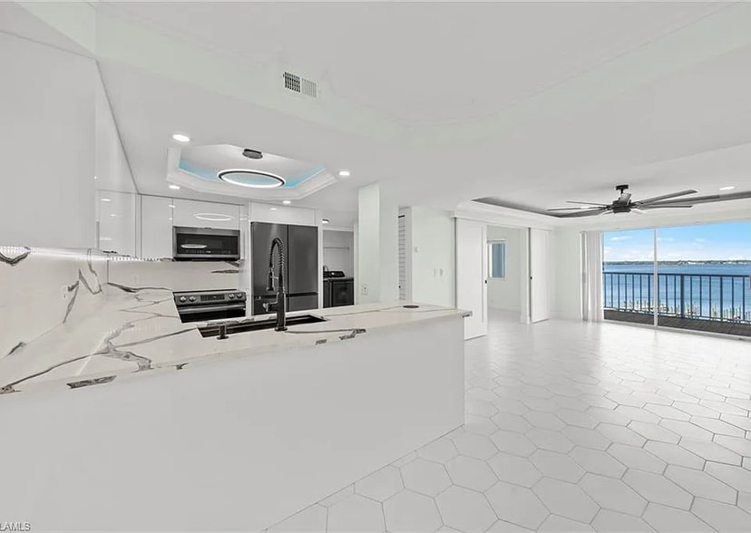Building Photo - 2885 Palm Beach Blvd