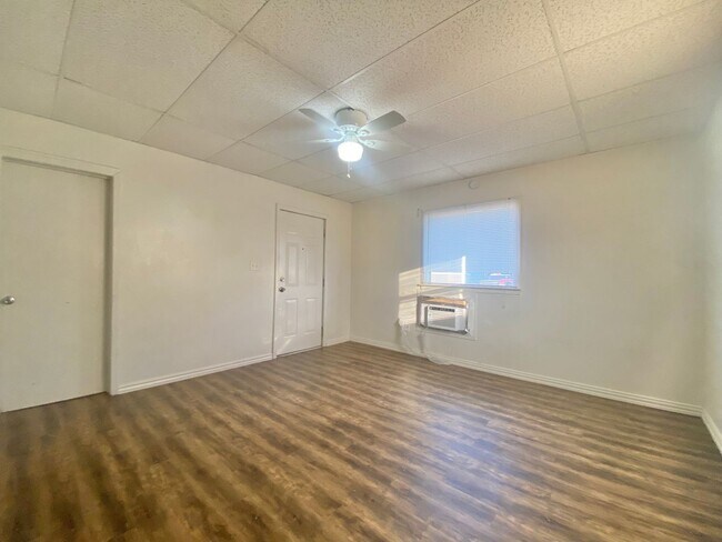 Building Photo - 2 bed 2 bath near Texas Tech University now available