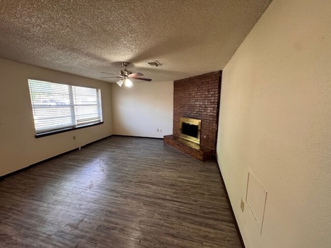 Building Photo - 2 bed 2 bed garage conversion with flex space, close to I-44 and I-240 ready for move in! Pets co...