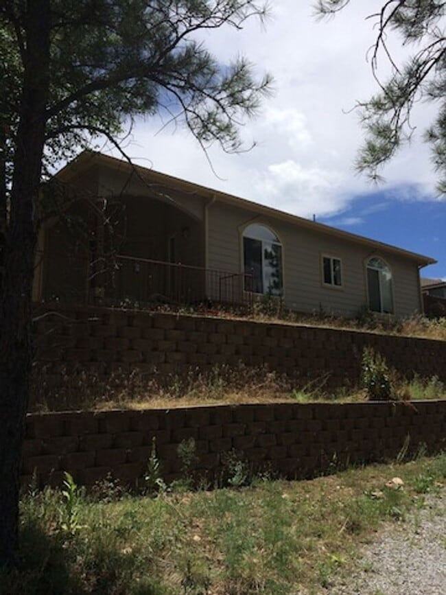 Building Photo - Sweet free standing home in Rio Home abutting forest and trail access