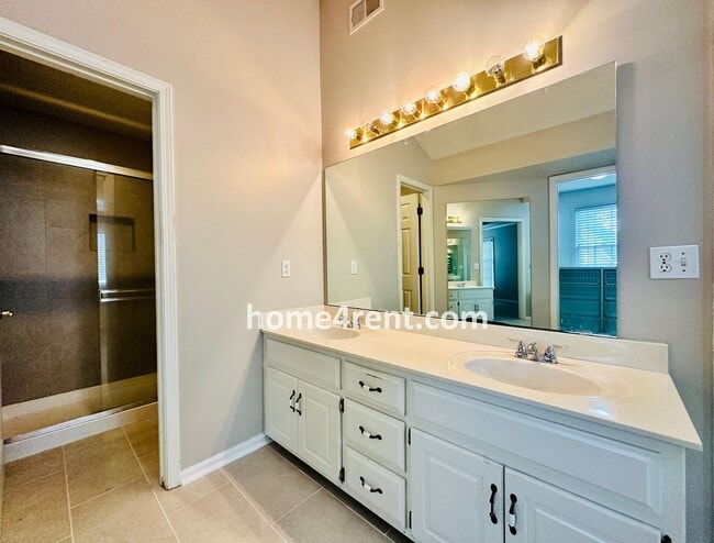 Building Photo - Beautifully Renovated Home in Olathe with a Finished Basement!