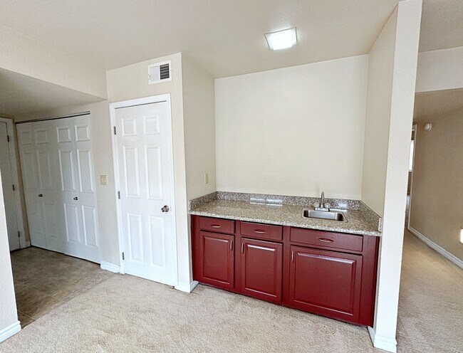 Building Photo - 3 BEDROOM, 2 BATH DOWNSTAIRS CONDO IN GUARD GATED COMMUNITY