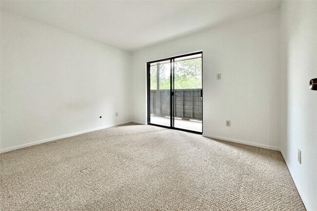 Building Photo - 3075 Walnut Bend Ln