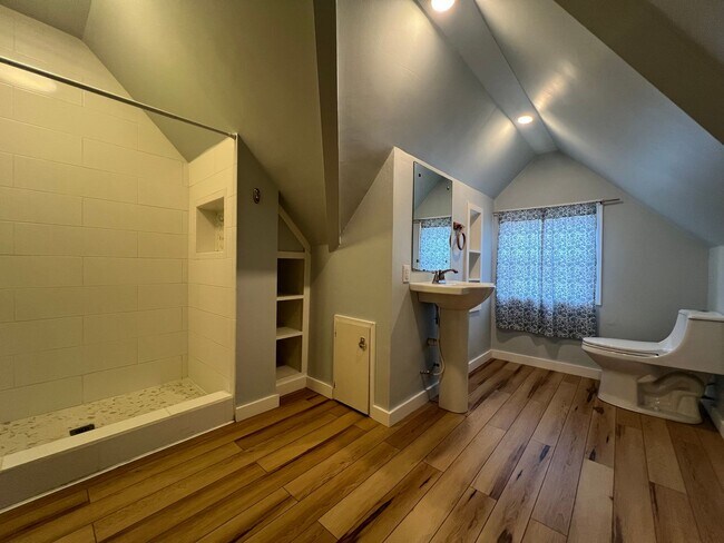 Building Photo - 3 bed and 2 bath house in downtown Johnson...