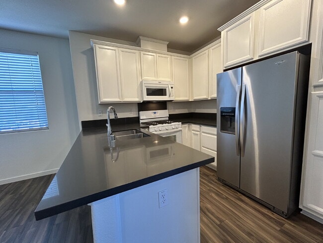 Building Photo - Fresh 3 Bed, 2 Bath Home - Close to shopping!