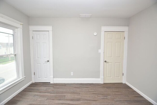 Building Photo - Spacious Downtown Mishawaka Apartment