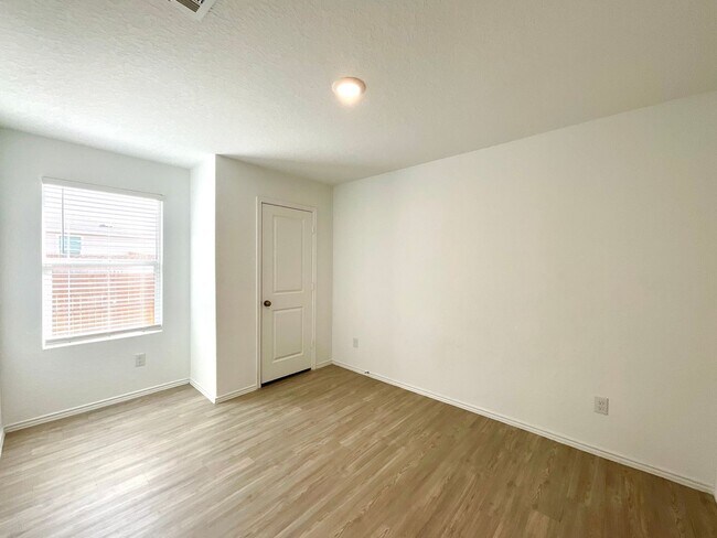 Building Photo - **APPLICATION RECEIVED** **MOVE IN SPECIAL** Beautiful 4BR/2BA Home with Fenced Yard & Garage!