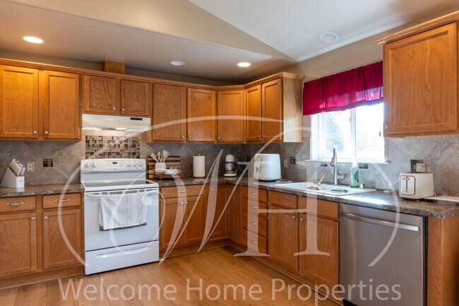 Building Photo - Conveniently Located 3 Bedroom Home with F...
