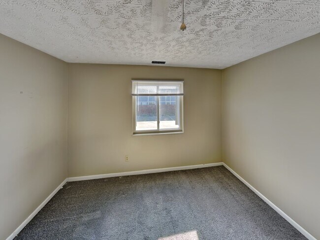 Building Photo - 350 E 12th Ave