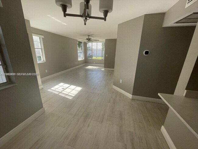 Building Photo - 2811 N Oakland Forest Dr