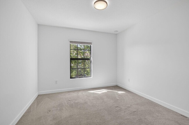 Building Photo - 4408 Hemlock Dr